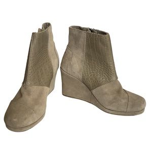 Women’s Size 6.5 Toms High Desert Wedge Crocodile Taupe Suede Boot